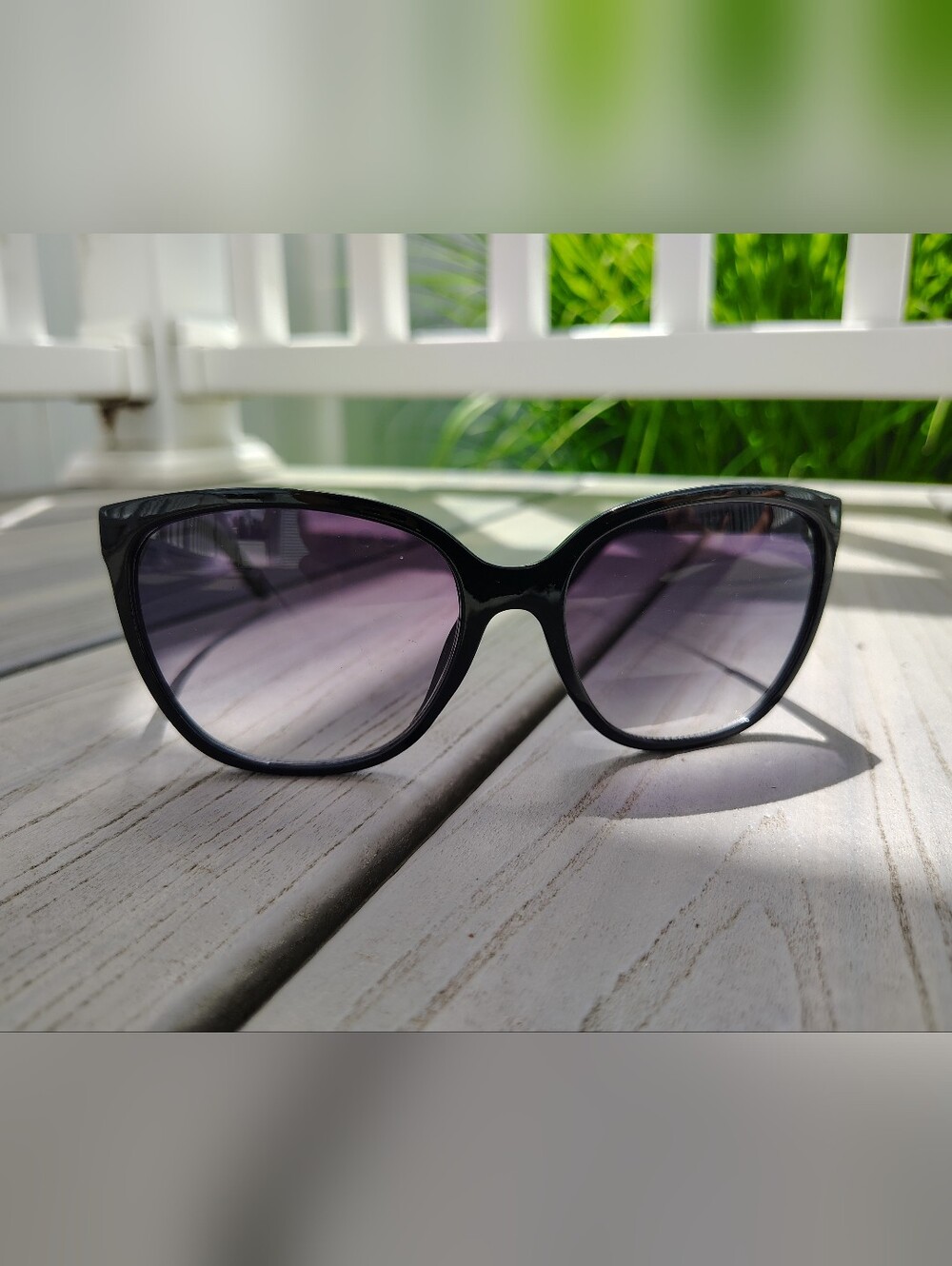 Women's Black Cat-Eye Sunglasses with Purple Gradient Lenses